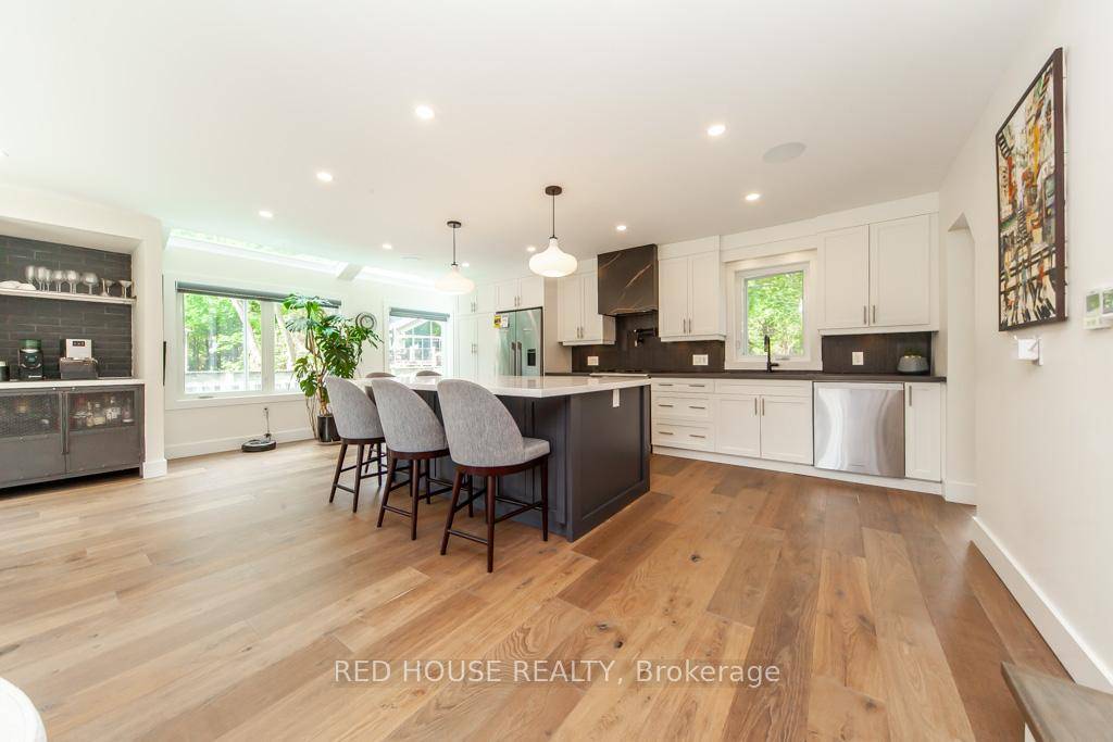 Excellent Opportunity to Live in this Prestigious Neighbourhood of Mineola !