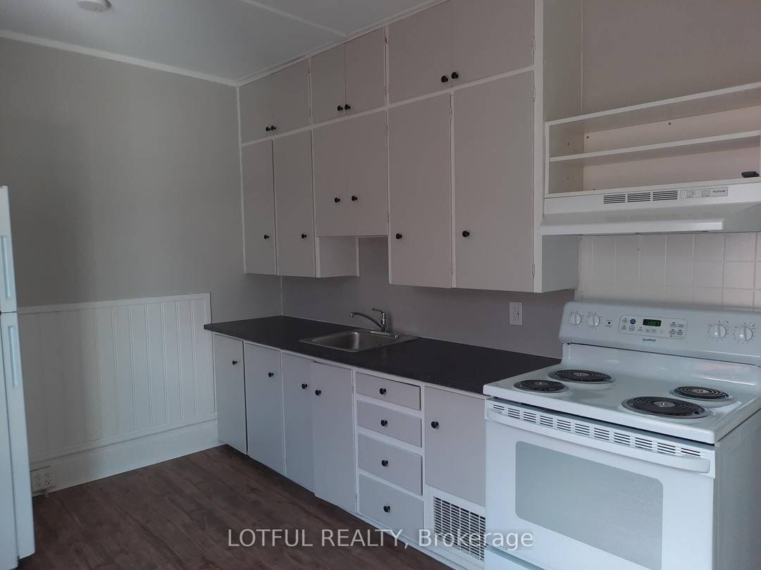 3 bedroom, 1 bathroom unit located in a desirable area of Smiths Falls, close to amenities and transit.