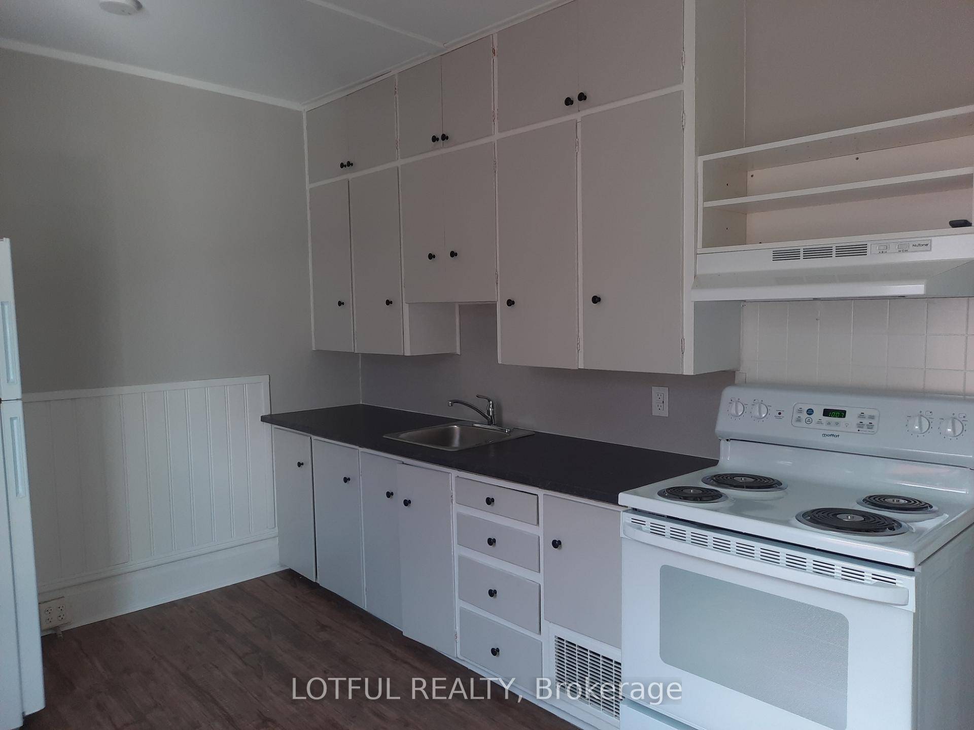 3 bedroom, 1 bathroom unit located in a desirable area of Smiths Falls, close to amenities and transit.