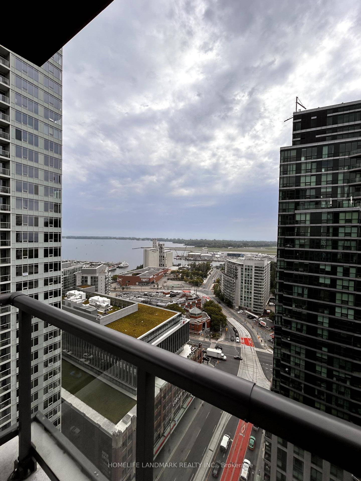 2 Bedroom 2 Bathroom Bright Corner Unit.