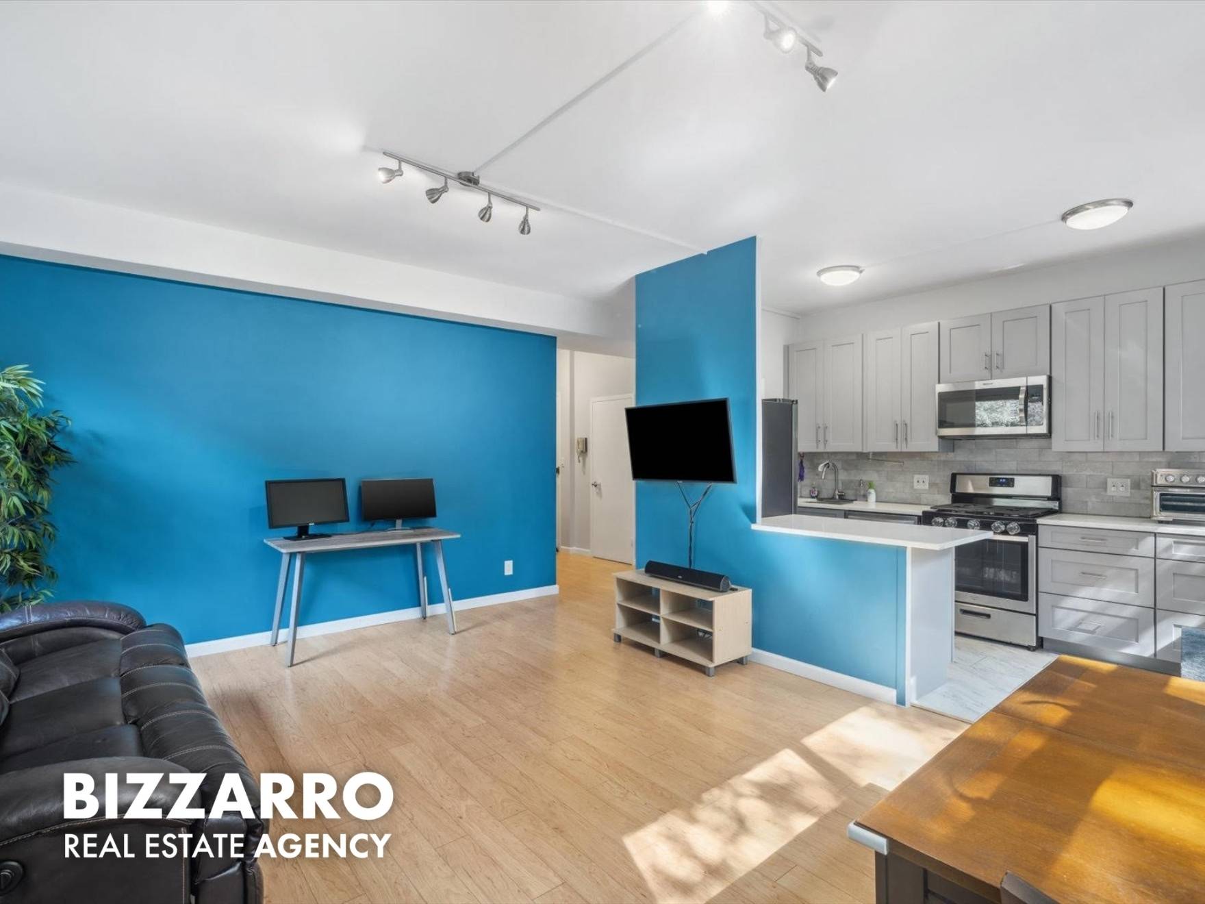 What a beauty ! ! Located at 80 La Salle Street, this well kept community is home to a bright and spacious Fully Renovated 2 Bedroom apartment.