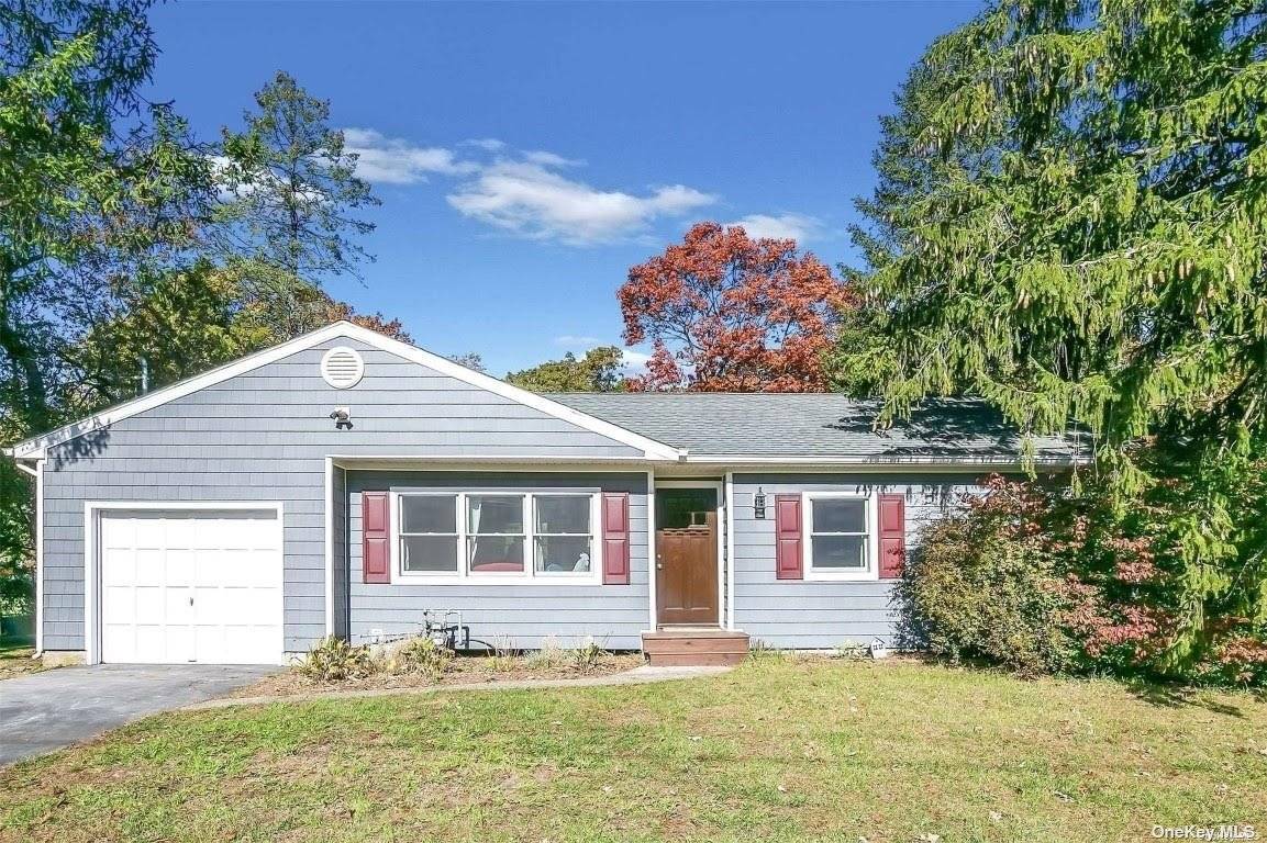 Immaculate Ranch On Dead End Street In Horse In Just Moments From Connetquot State Park Preserve.