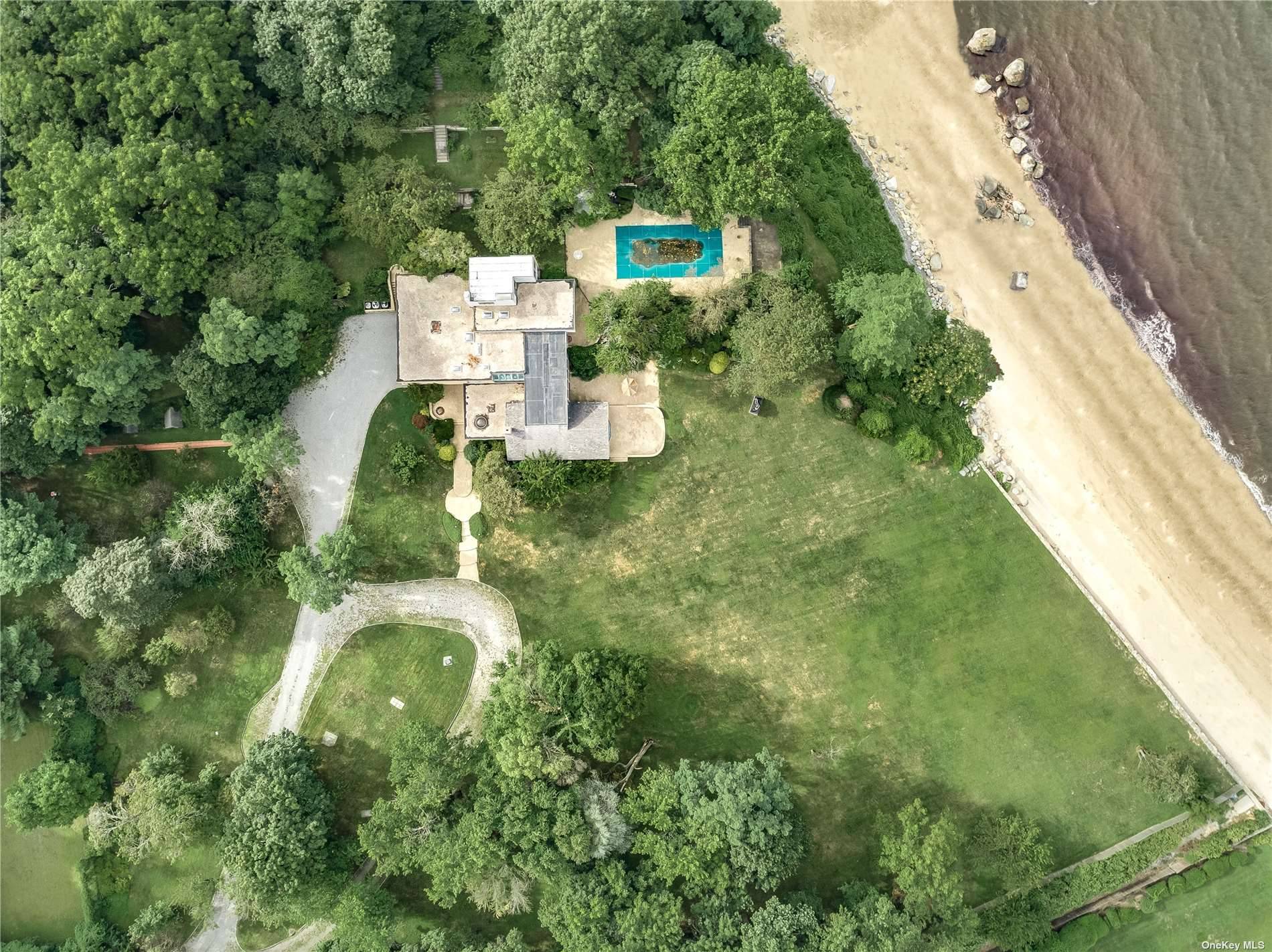 7. 5 acre luxury prime water front on the Gold Coast offers endless possibilities.