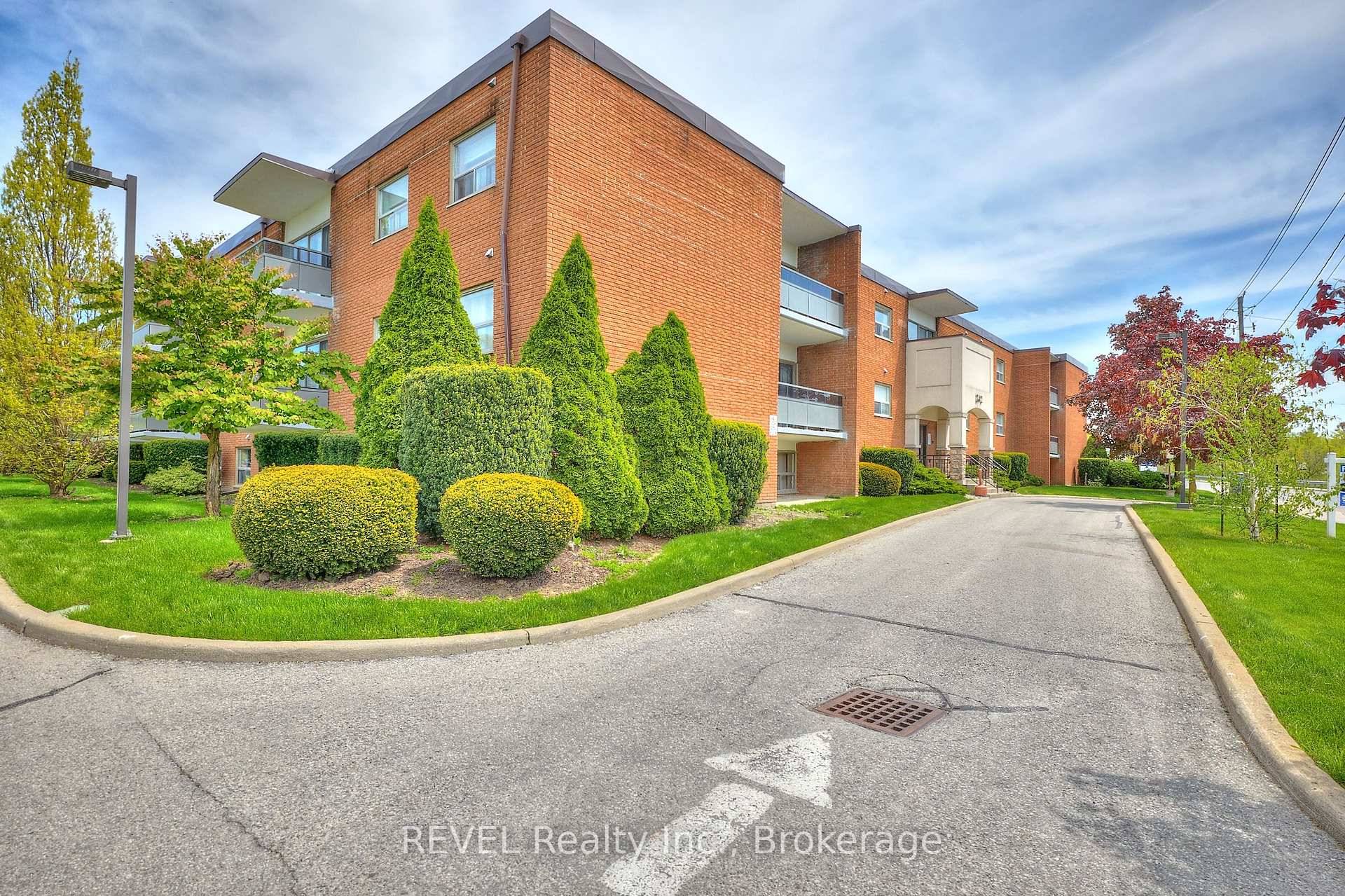 Don't miss this fantastic opportunity to own a spacious and affordable 2 bedroom condominium in a convenient and quiet area of St.