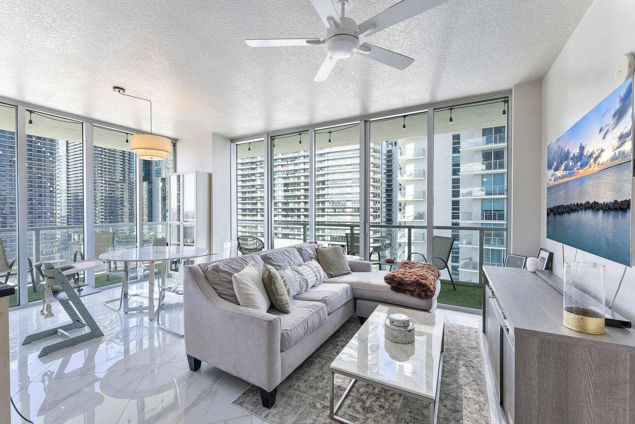 Luxury Living in the Heart of BrickellExperience Miami at its finest in this stunning 2 bdrm, 2 bth high rise condo located on the 24th floor of the premier Brickell ...