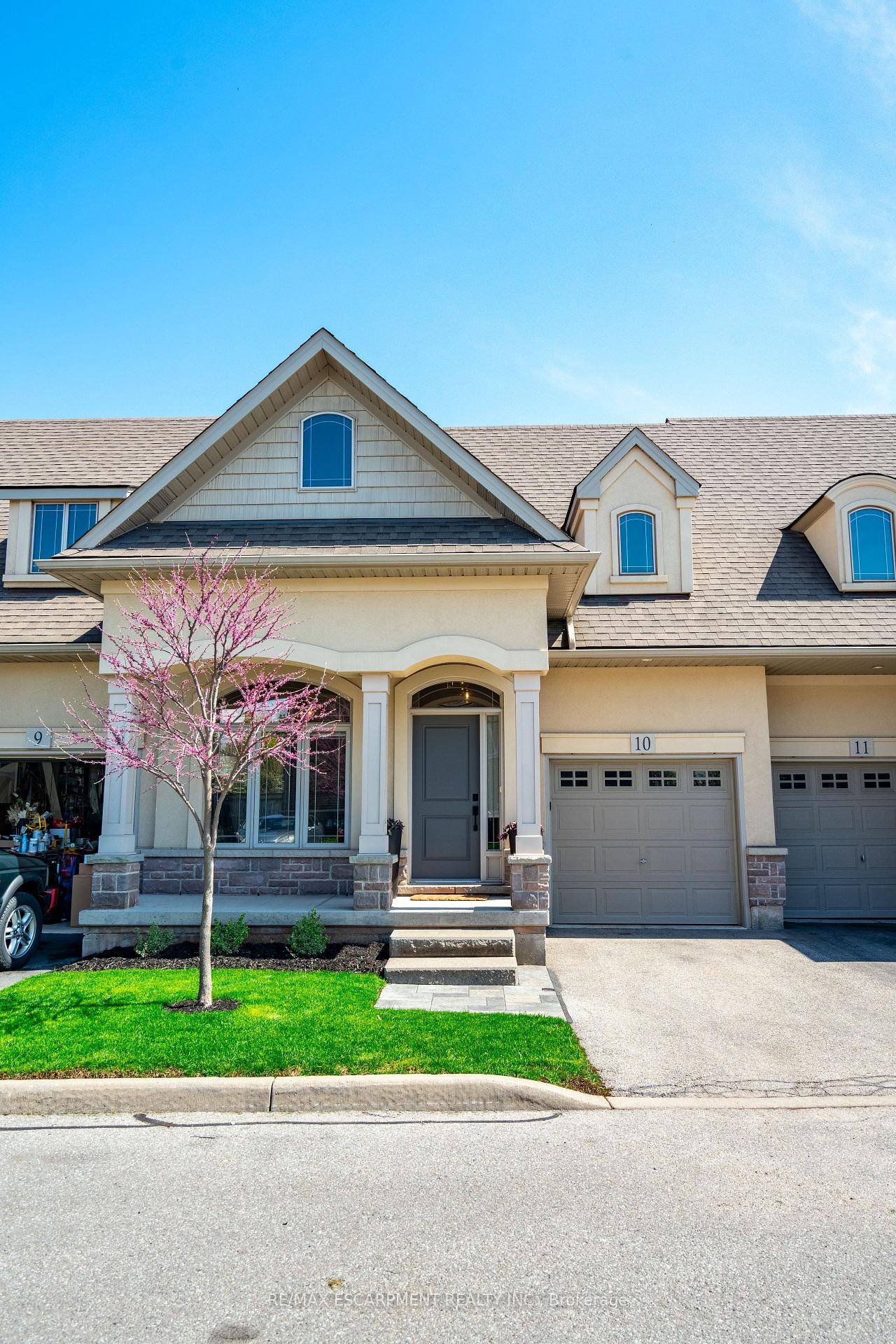Welcome to effortless living in this stunning fully renovated bungaloft townhome, ideally located in the heart of South Burlington.