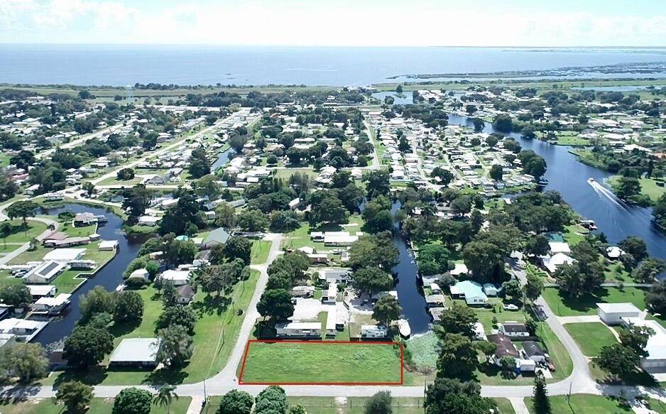 Lake Okeechobee Access ! Located about 1 2 mile from the lake in the quiet neighborhood of Taylor Creek Development.