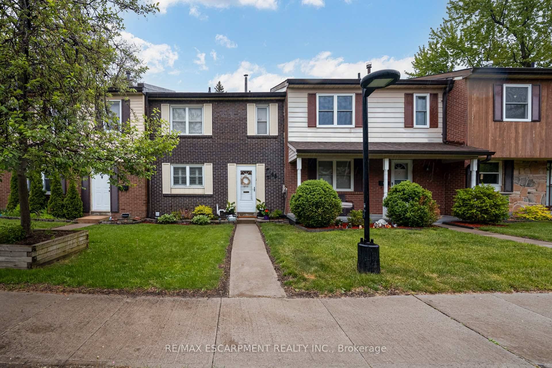 Turn Key Townhouse in Meadowvale Stylish, Spacious amp ; Move In Ready !