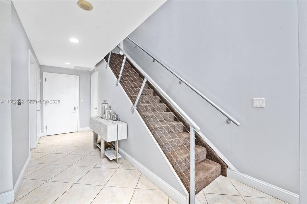 Stunning 1 Bedroom Loft in the Heart of Brickell Step into this bright and modern loft style residence located in the highly sought after 1050 Brickell Avenue.
