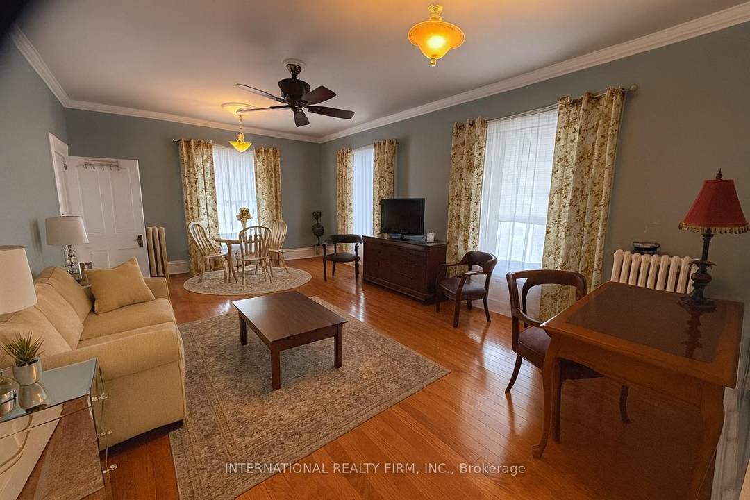 Executive suite is located in Arthur.
