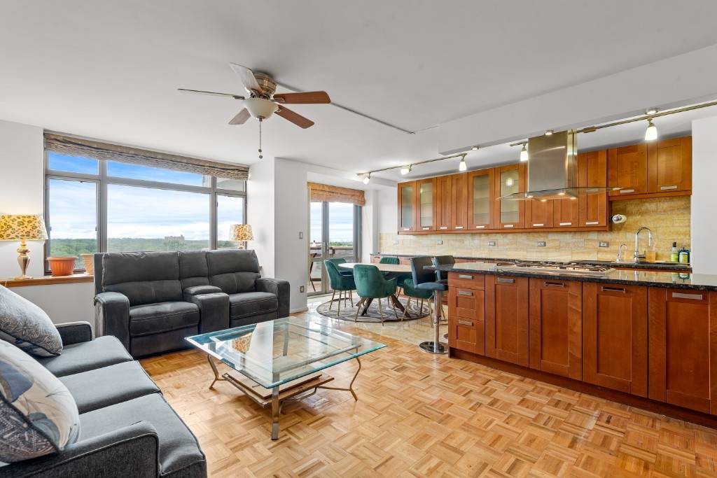 ! ! This coveted, high floor F line home in the ultra luxurious Pinnacle boasts a whopping 913 sf.