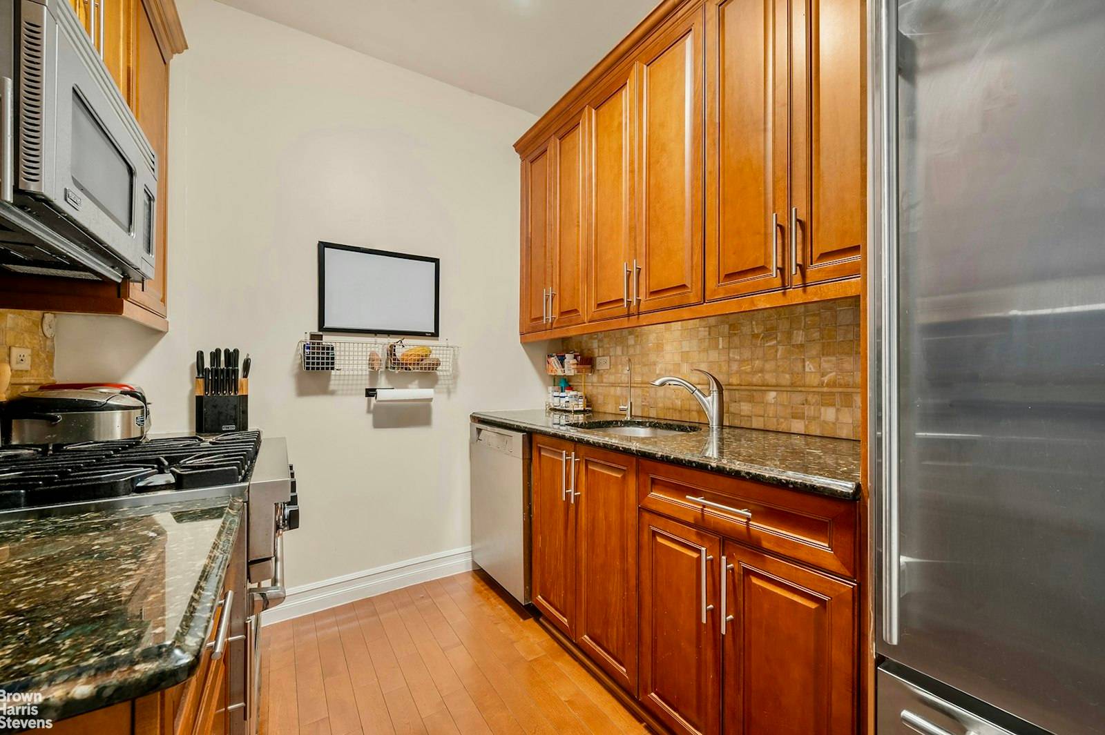 Experience Elevated Living at 58 West 58th Street, Unit 5A Welcome to an exceptional fully furnished residence in one of Manhattan's most coveted neighborhoods.