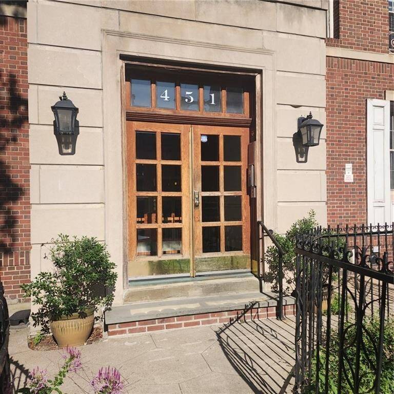 This charming and inviting one bedroom apartment offers the perfect retreat after a long day's work, with a warm ambiance and thoughtful details that make it feel like home from ...