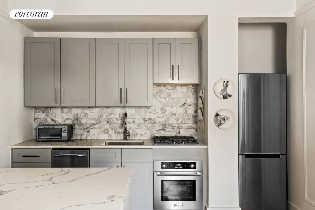 Welcome to 87 Barrow Street, Unit B6H, located in the heart of the vibrant West Village !