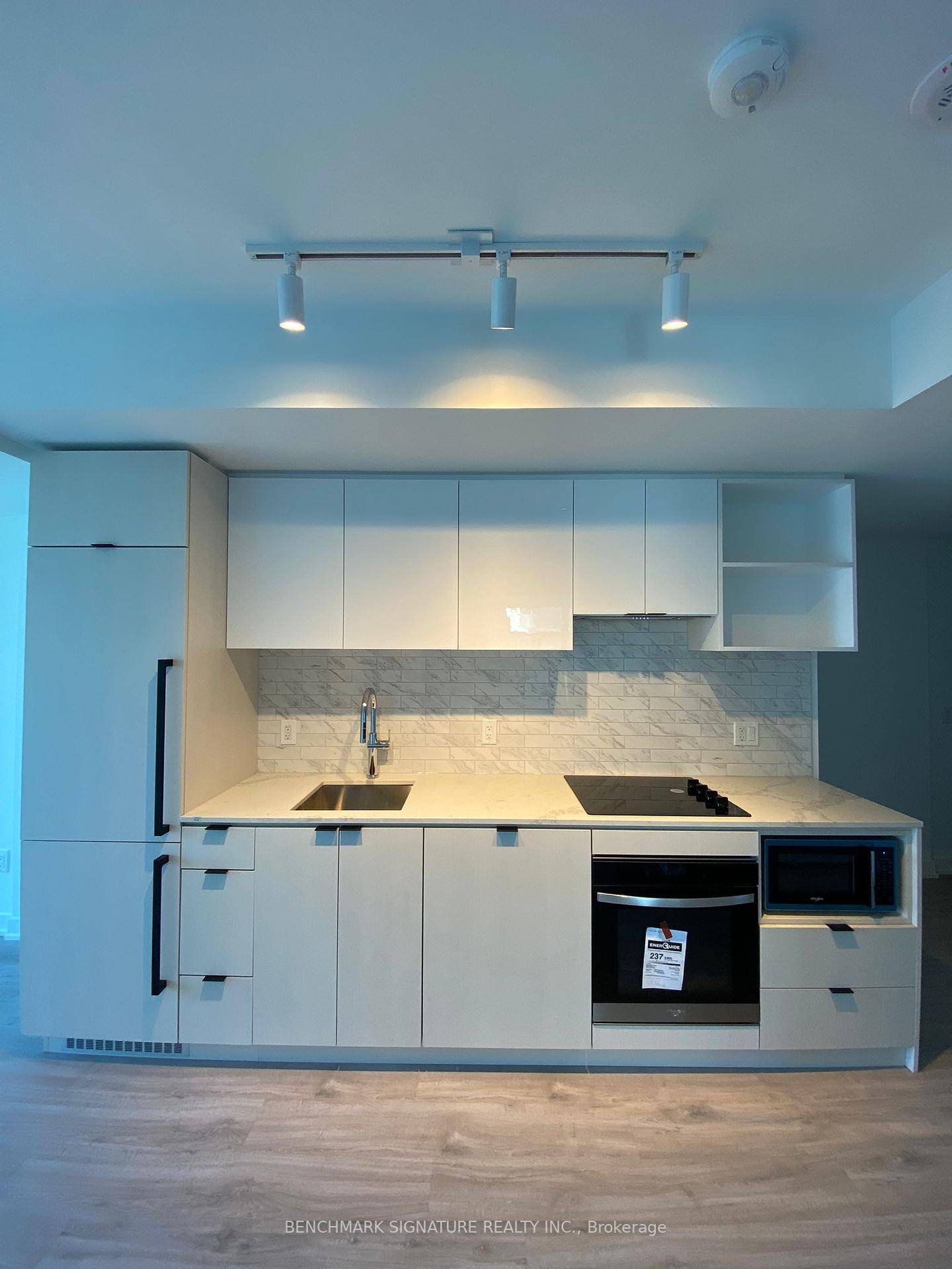 Welcome to never live suit 3811 at 252 Church St with 2 bedroom, 2 bathroom in the vibrant core of downtown Toronto.