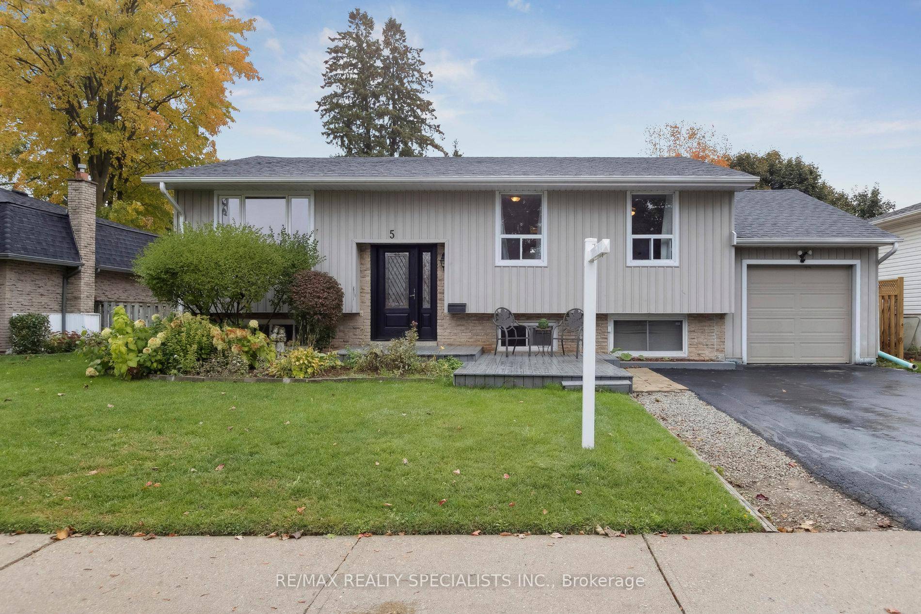 Beautiful and well maintained 4 bedroom, 2 bathroom raised bungalow home on a large 60 x 110 foot lot !