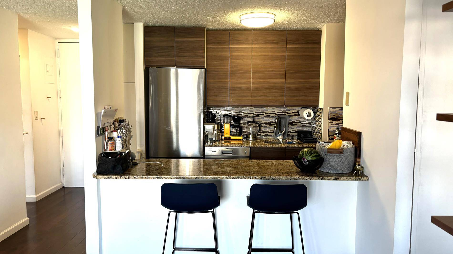 Welcome to this gorgeous high floor recently renovated split 2 bedroom, 2 bathroom apartment located in the prestigious Whitney building on the Upper East Side.