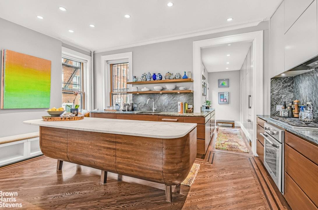 Historic Elegance meets Modern Luxury in Brooklyn Heights Townhome Nestled on the charming Orange Street in the heart of Brooklyn Heights, this exquisite townhouse offers an unparalleled living experience.