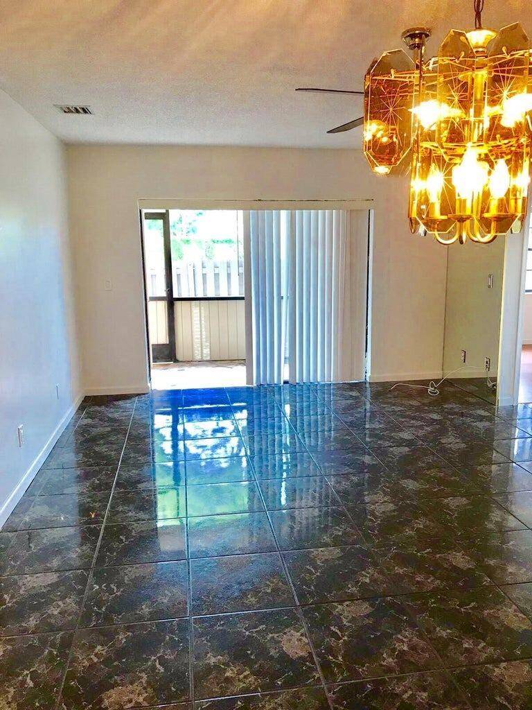 2 2 Condo w spacious, split floor plan.