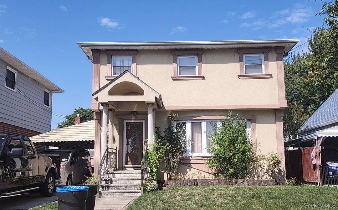 Colonial with 10 rooms 3 beds and 1.