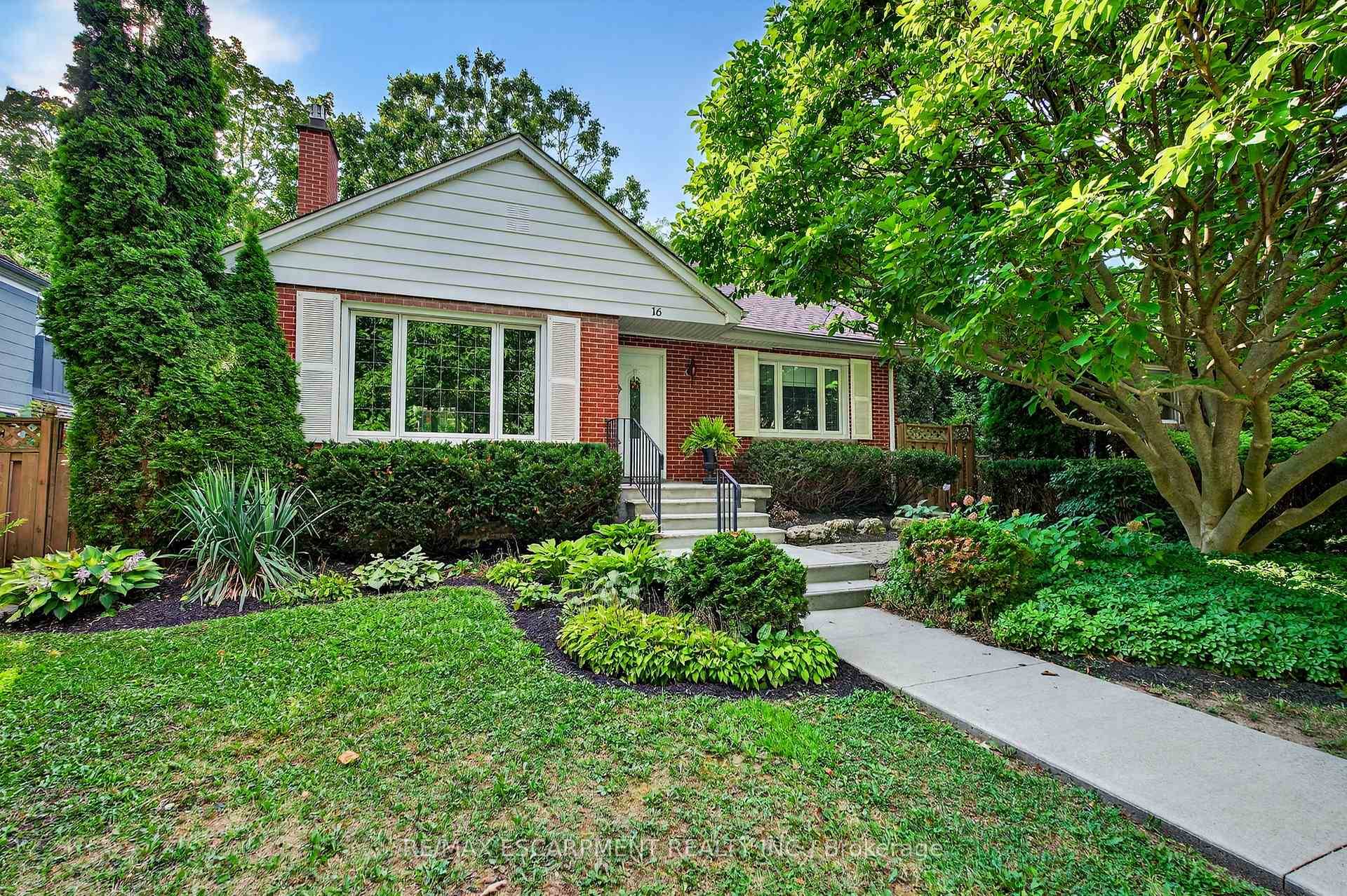 Live in Dundas Driving Park, where morning coffee comes with sweeping park views and every day feels like a stroll through your own backyard which happens to include a playground, ...