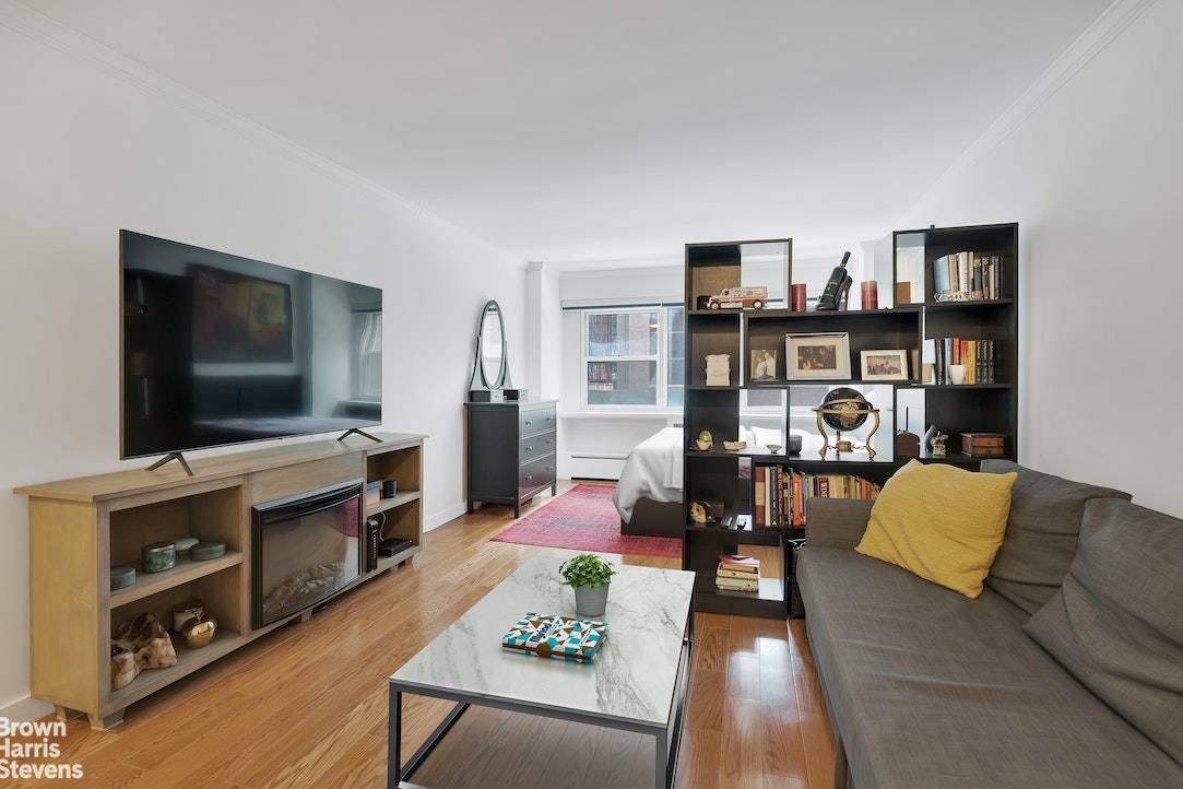 Gotham Towne House3F is an extremely quiet, renovated, south facing studio in a 24 hour doorman building.