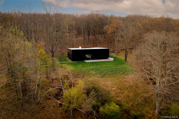 Set boldly on a quiet hillside in Ancram, NY, where open farmland stretches outward and long range views carry across the horizon, Casa de Campo is an exercise in clarity ...