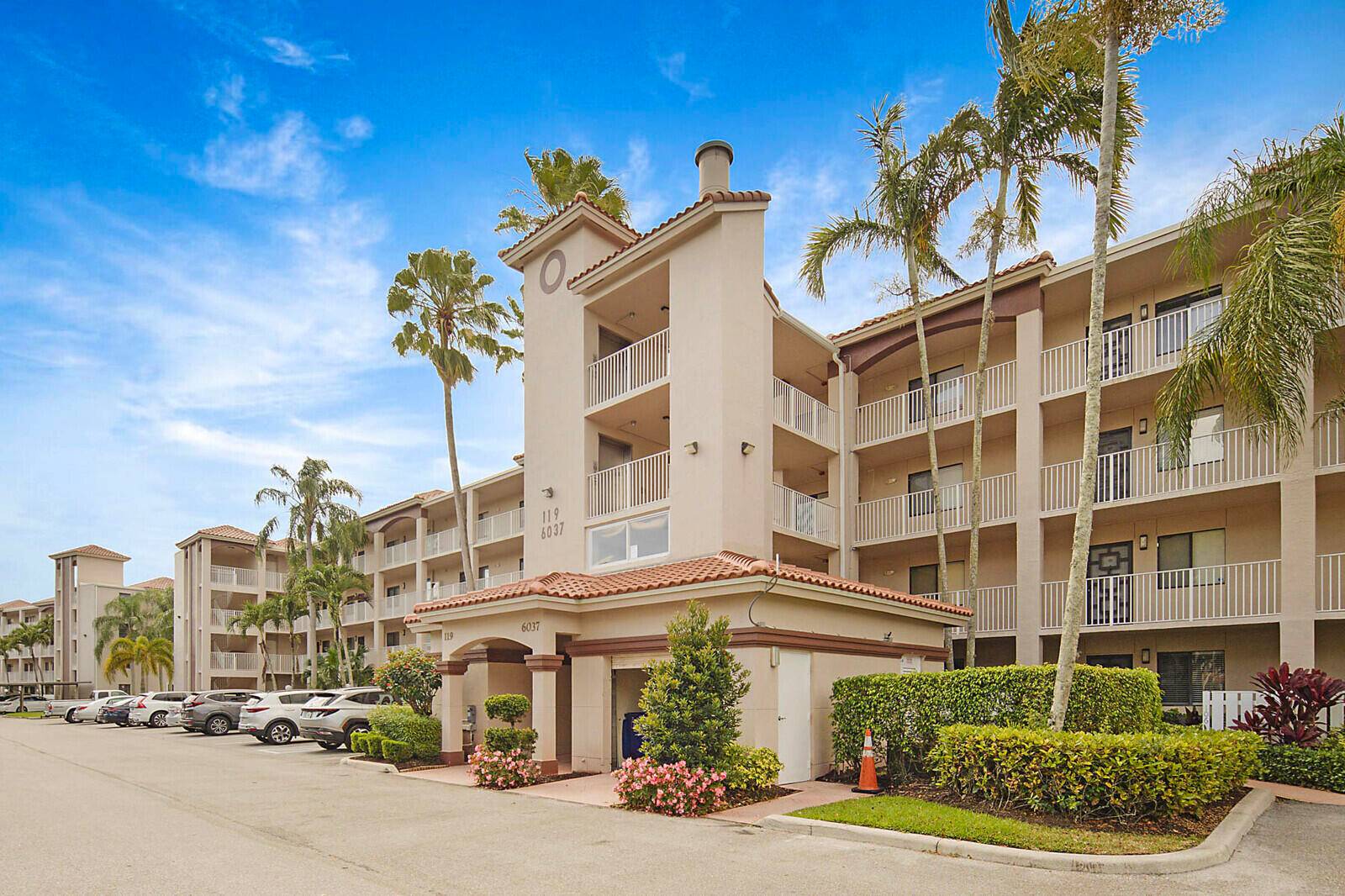This 2 bedroom, 2 bath condo with a convertible den is located on the top floor 4th floor !