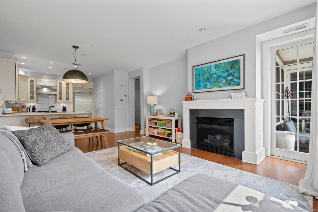 Chic 2 Bed 2 Bath Condo in Gated Palmer Hill 77 Havemeyer Ln Unit 313.