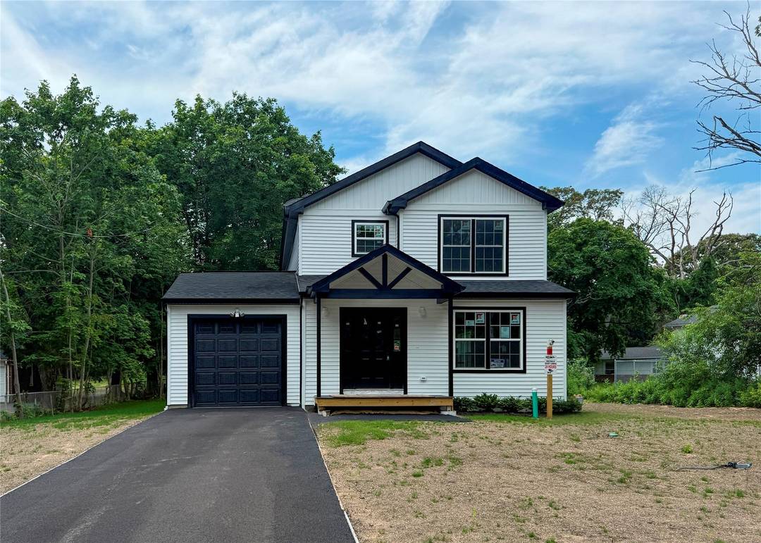 New construction Colonial this beautiful traditional modern home features 3 bedrooms and 2 full bathrooms.