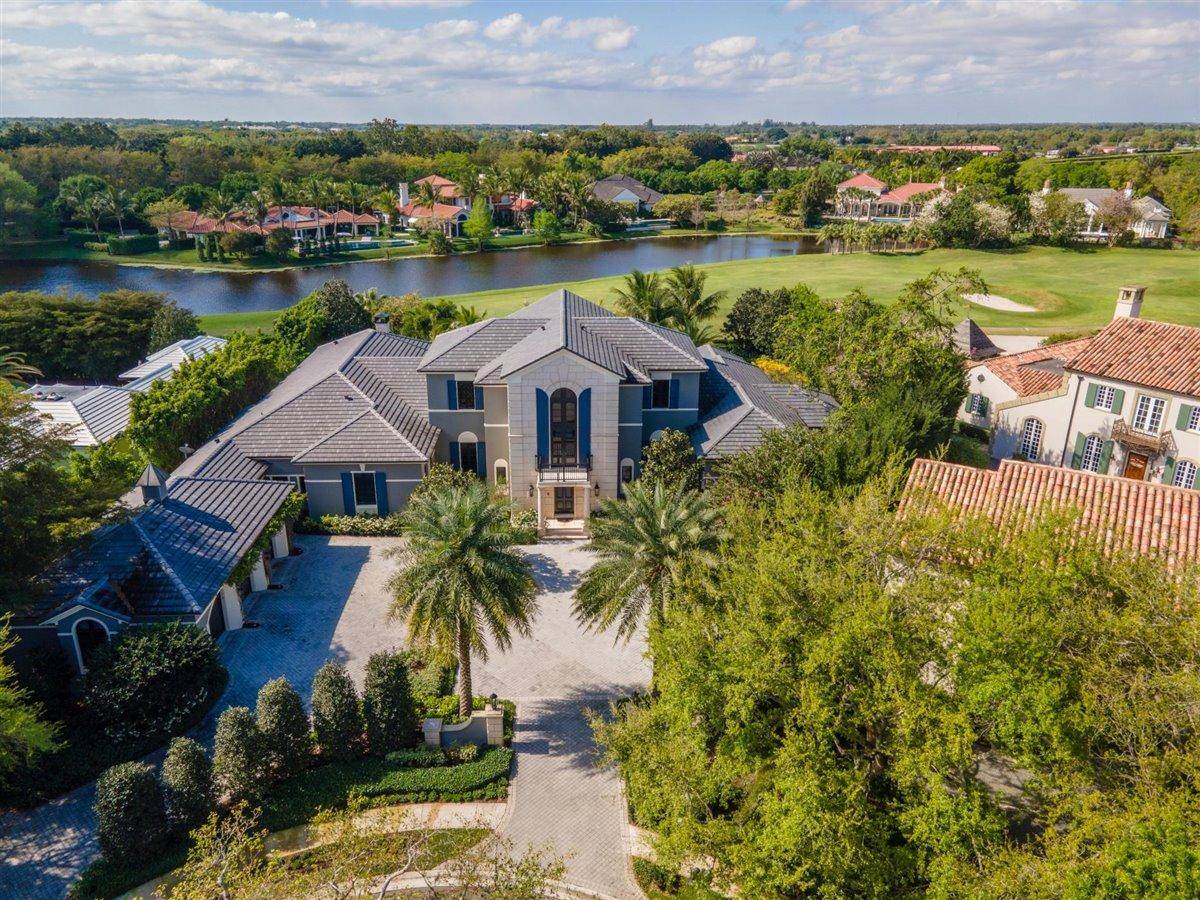 This property is extremely private on the cul de sac at the end of Hurlingham Drive !