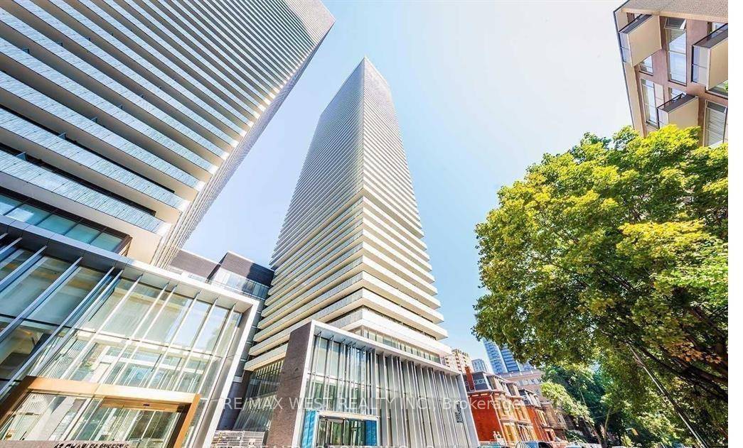 Prime location, Most desired location in downtown Toronto Spacious open concept suites offer beautiful city and lake view.