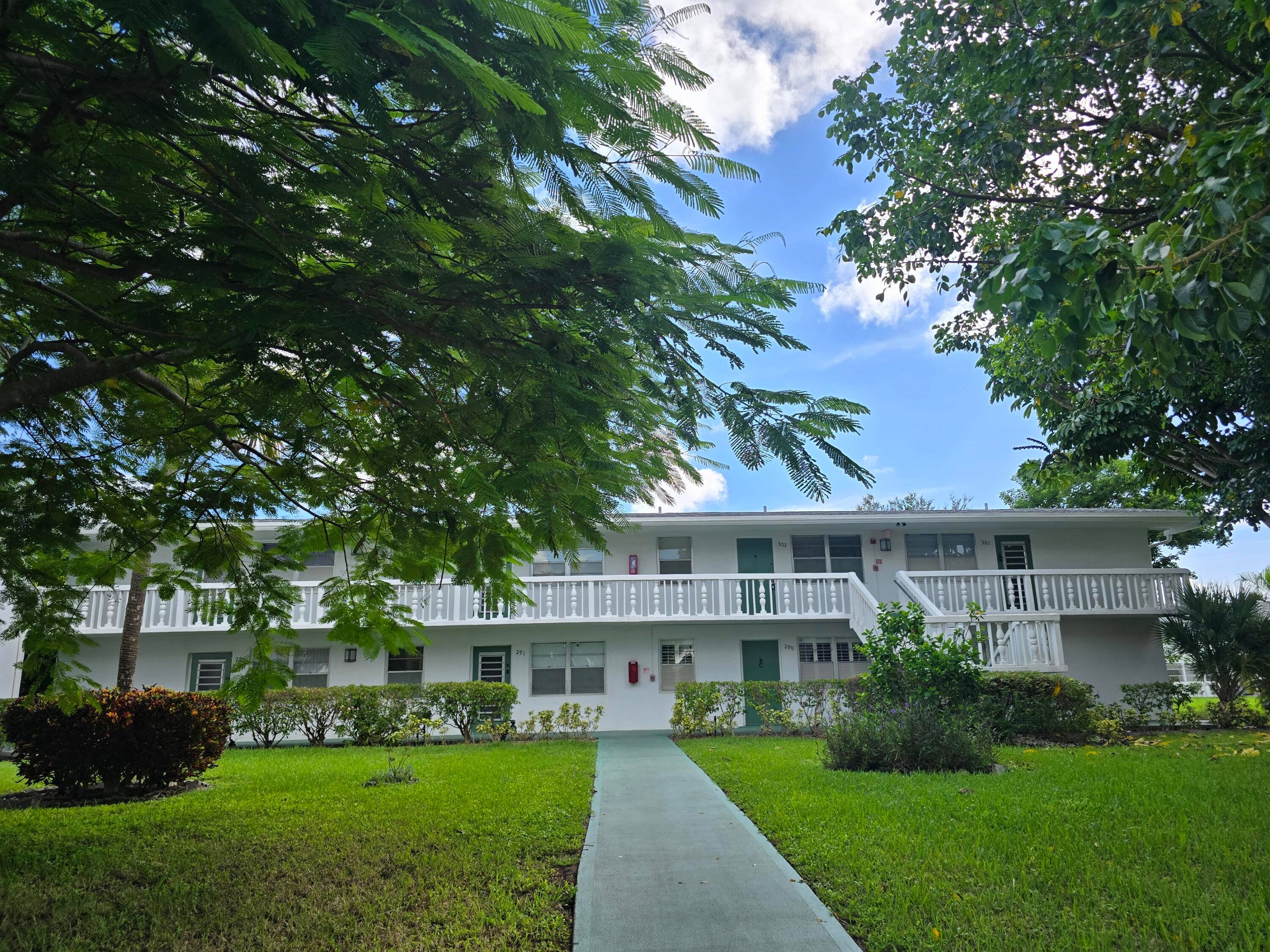 Beautiful ground floor unit displaying renovated kitchen, new stainless steel appliances, one bedroom one bathroom also recently renovated.