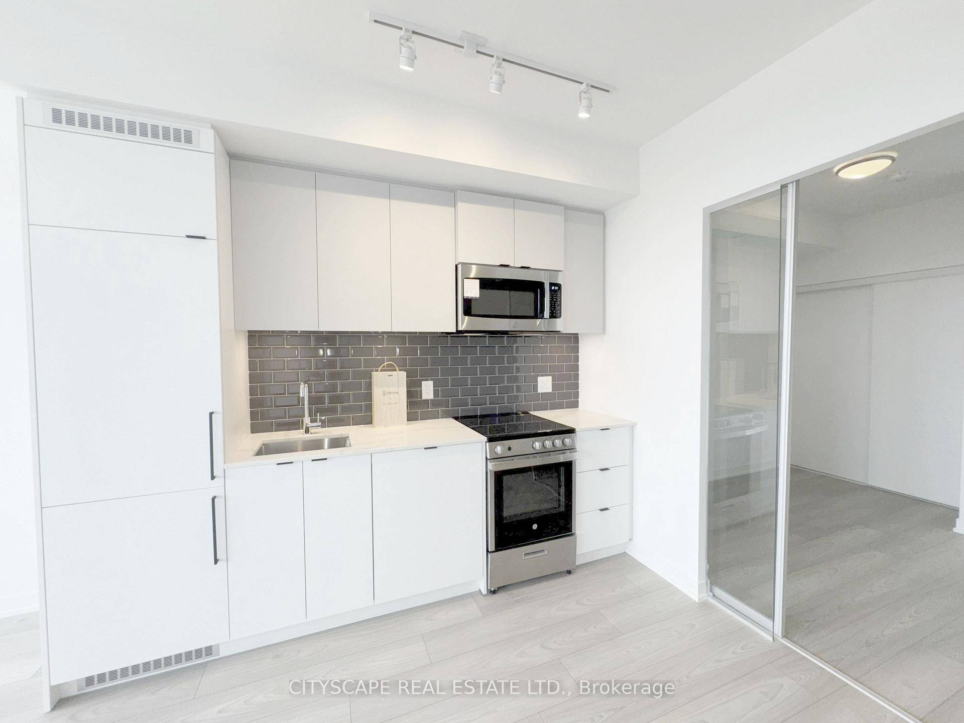 Modern 2 Bed, 2 Bath Condo with Balcony amp ; Lake Views in Trendy South Parkdale Welcome to Suite 914 at 285 Dufferin St, a sleek and stylish 2 bedroom, ...