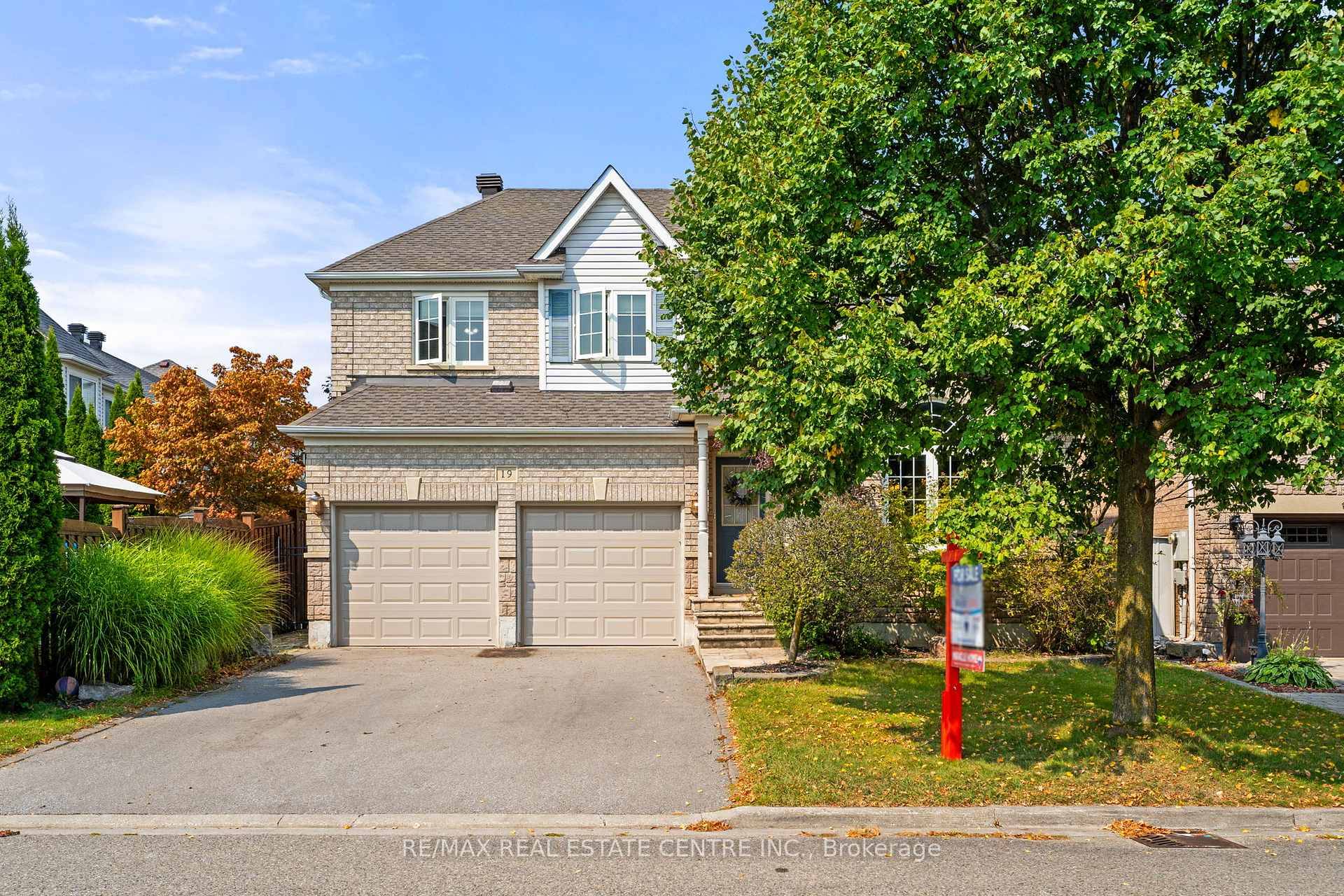 Situated in the beautiful and highly desirable Stewarts Mill neighbourhood, this wonderful executive home offers the perfect blend of an ideal, quiet location for families with the convenience of access ...