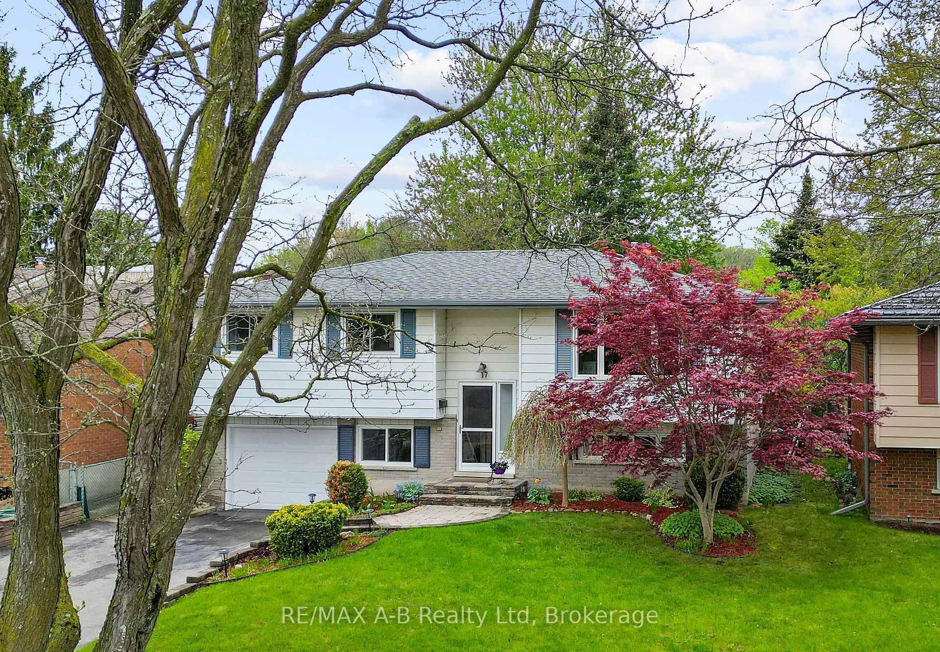 Introducing your ideal family home, located in the heart of Waterloo's tree lined Maple Hills neighbourhood, just beside Beechwood and close to the universities and Uptown.