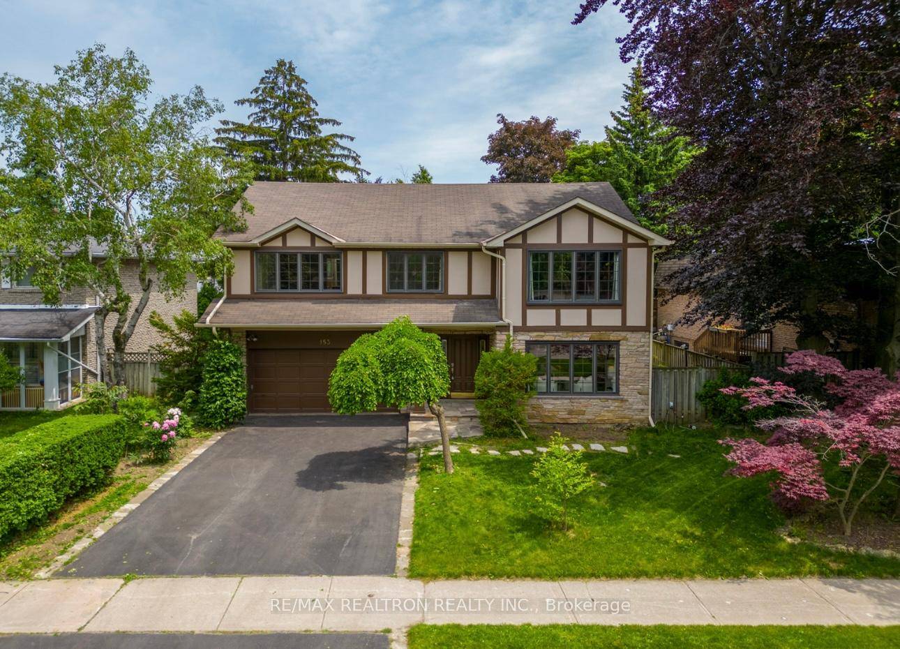 Exceptionally Spacious amp ; Sun Filled Home in Prestigious Banbury Denlow School District.