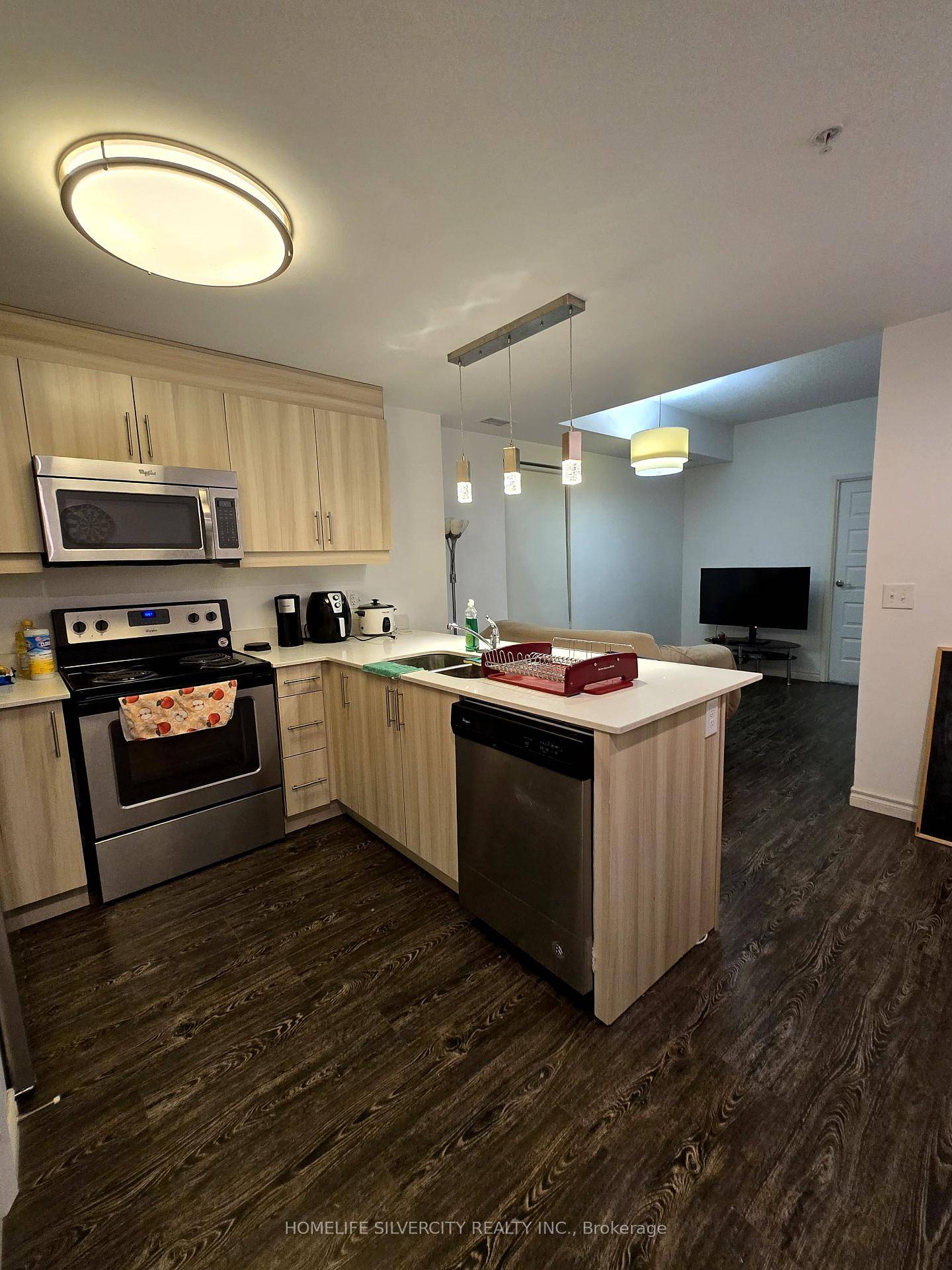 Location ! Location ! Convenience and comfort corner unit very beautiful view 1 Bedroom 1 Den and 2 Washroom.