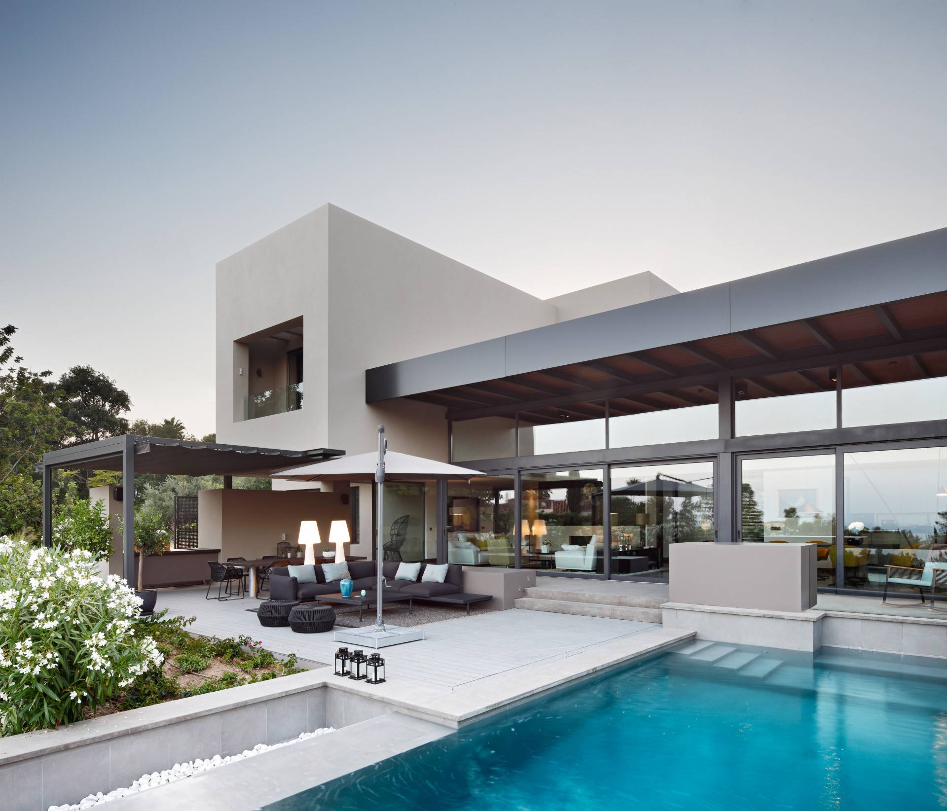 This stunning luxury villa for sale in a super prestigious part of Marbella, enjoys a perfect location in one of the most sought after complexes on the upper Golden Mile, ...