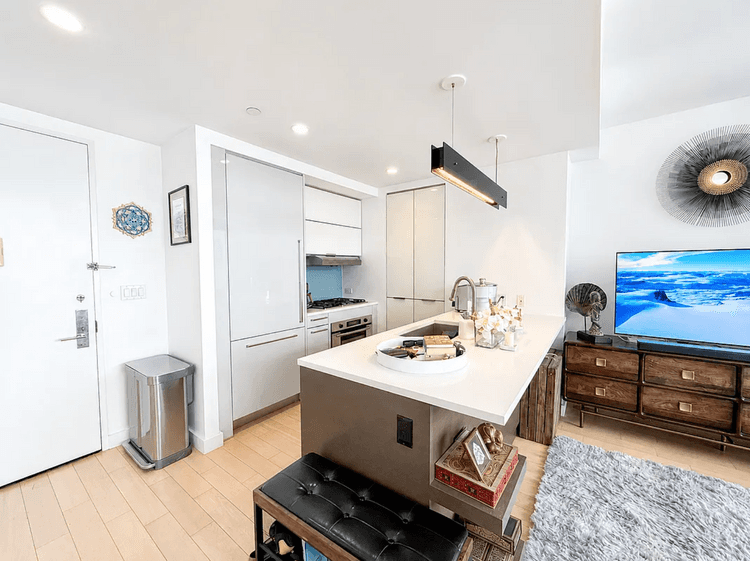 Residence 25L at The Edge is a rare opportunity to rent a one bedroom home with truly unobstructed Manhattan skyline views in one of Williamsburg s most sought after waterfront ...