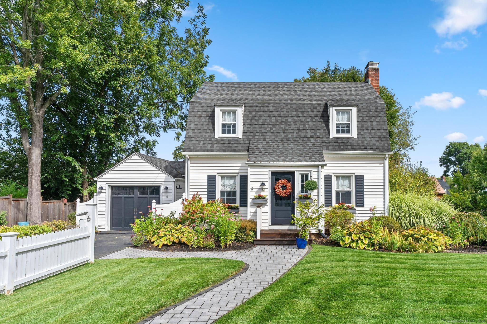 Curb appeal plus ! Discover the charm of this exceptional colonial home, ideally situated in a vibrant neighborhood.