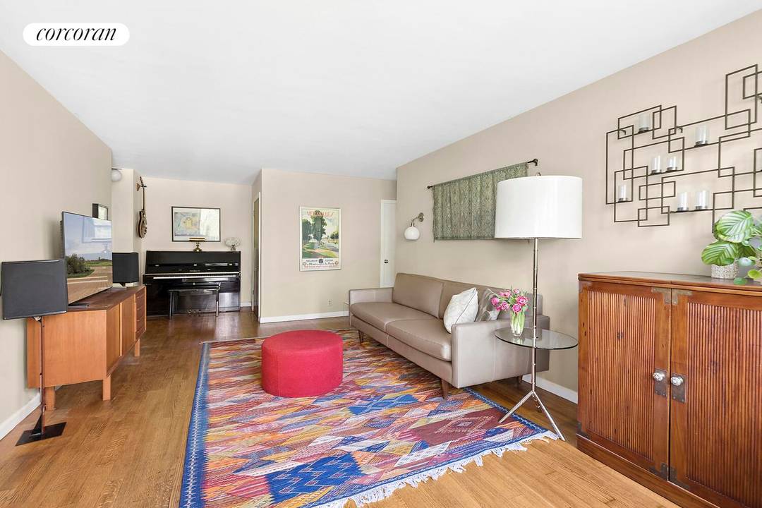 Welcome to Residence 5HE at Lincoln Guild, a bright and generously proportioned home with open tree lined exposures, abundant natural light, and a private balcony overlooking the landscaped grounds below.