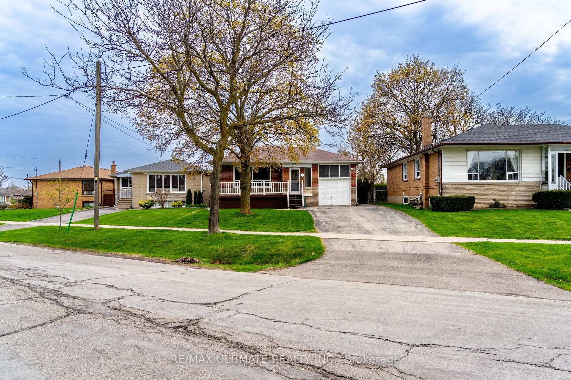 Great Lease Opportunity In The Coveted Markland Woods Neighbourhood !
