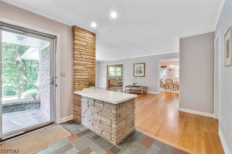 SUNNY SPACIOUS MID CENTURY MODERN !