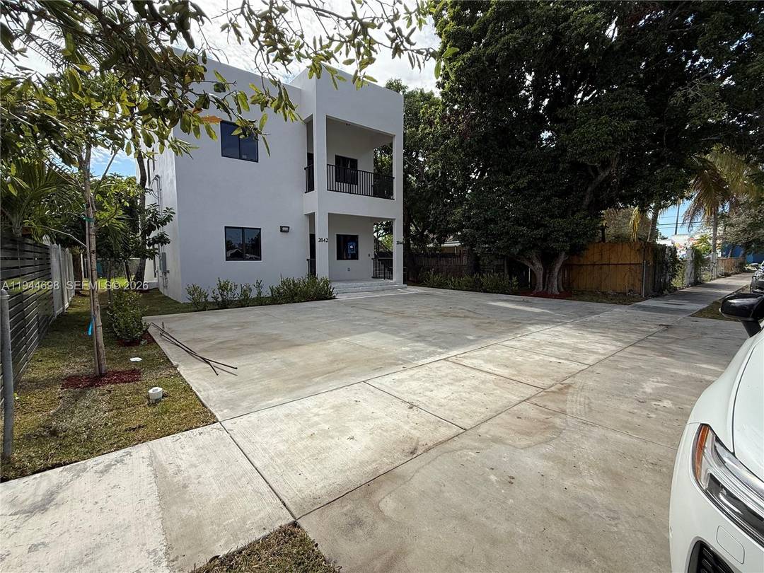 Brand new 2 Story Duplex Concrete Block construction up till Roof, 1 unit per floor.