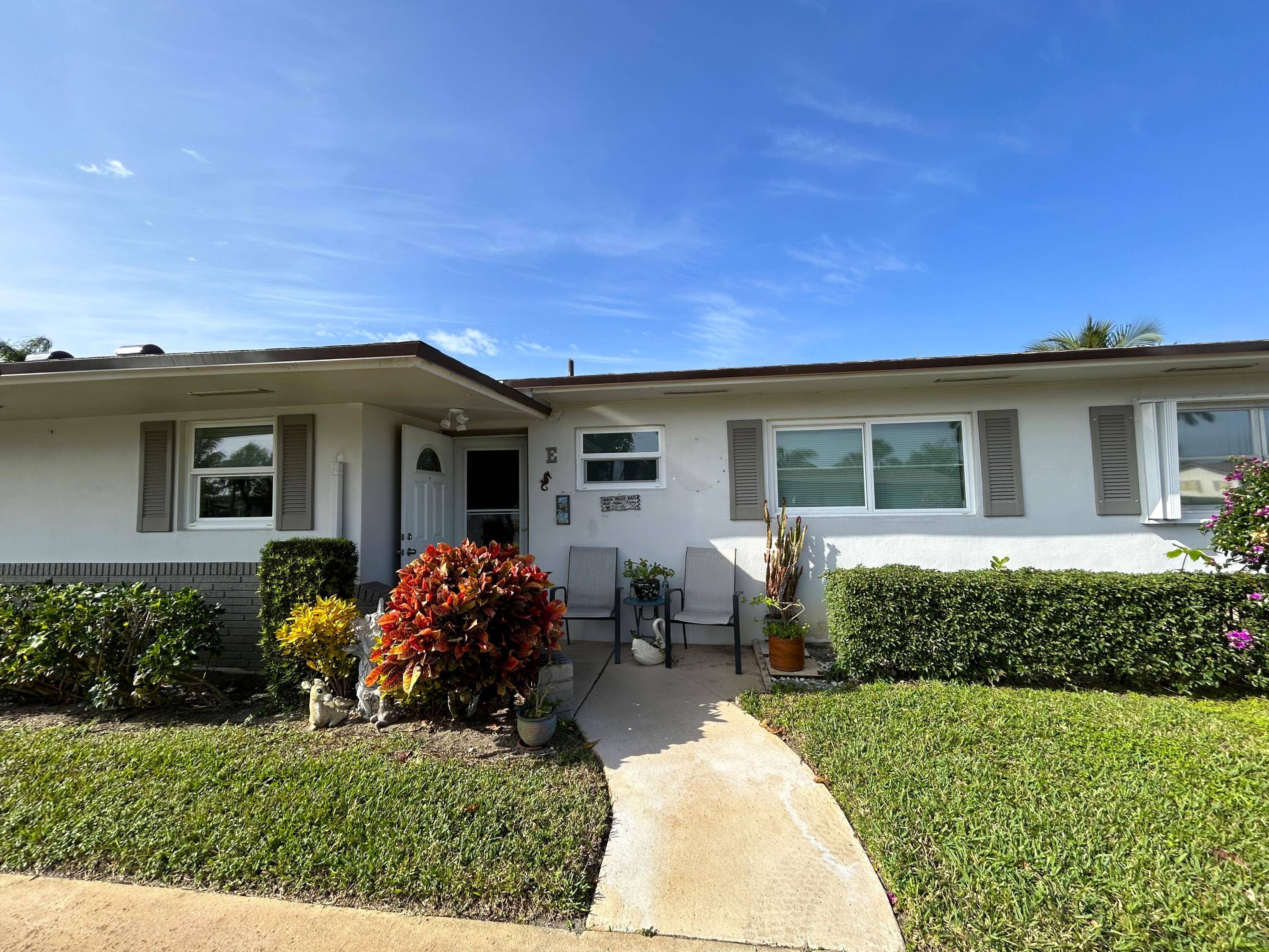 This charming villa is located in the 55 community of Cresthaven Villas and is right next to the clubhouse making it conveniently located to the heated pool and activities.