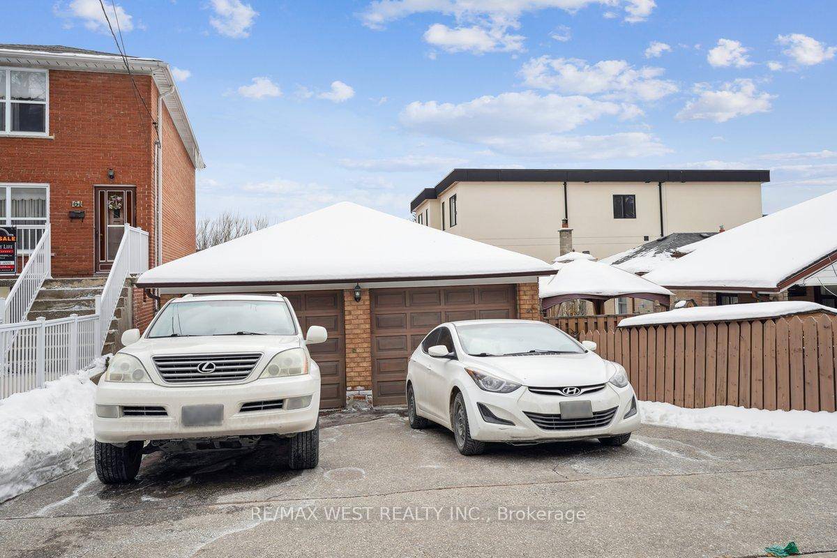 Detached 2 Bed 2 Bath 2 Kit bungalow.