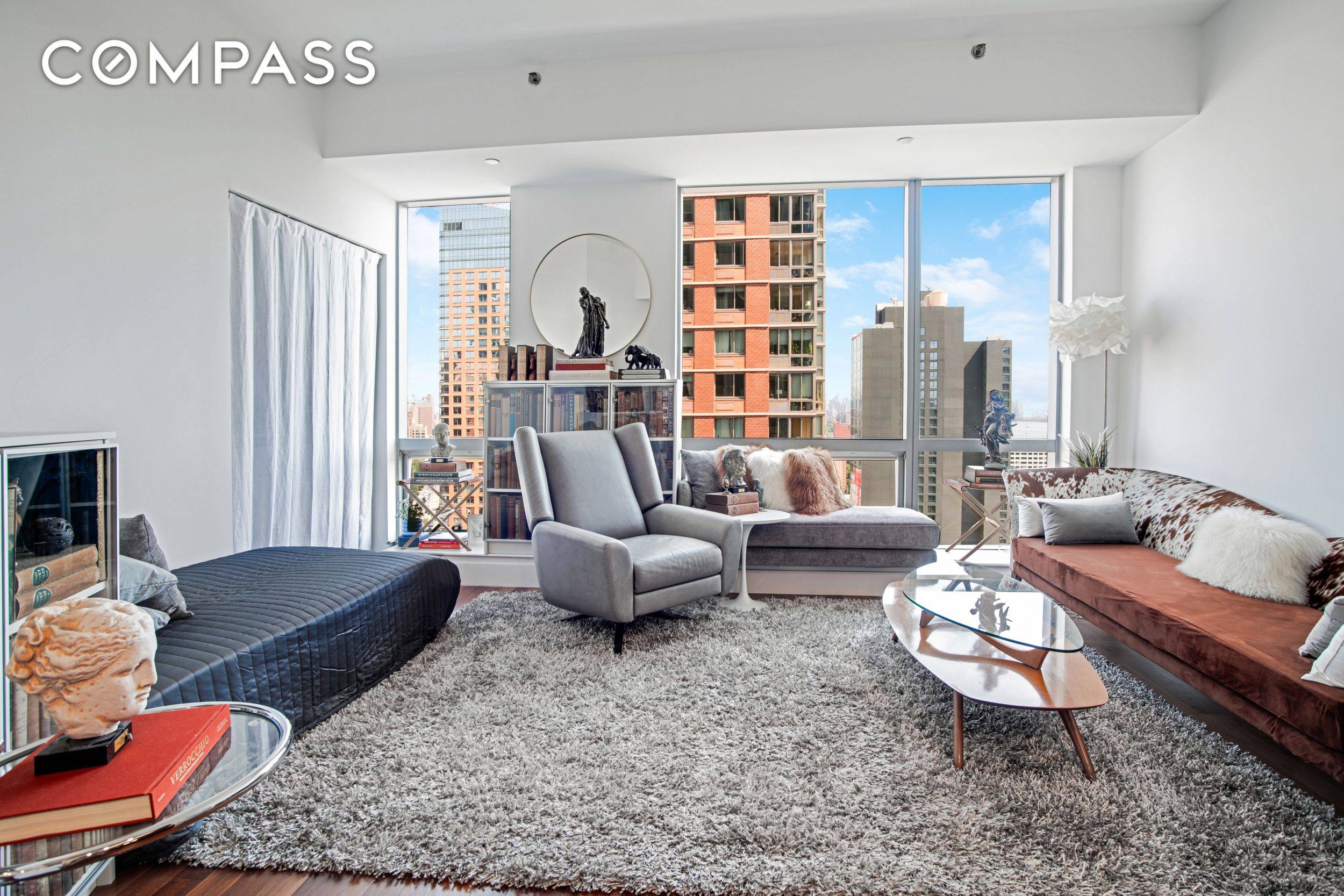 Experience unparalleled luxury on a high floor studios, one of the only studios offering such a spectacular panoramic view of the Manhattan skyline and the East River.