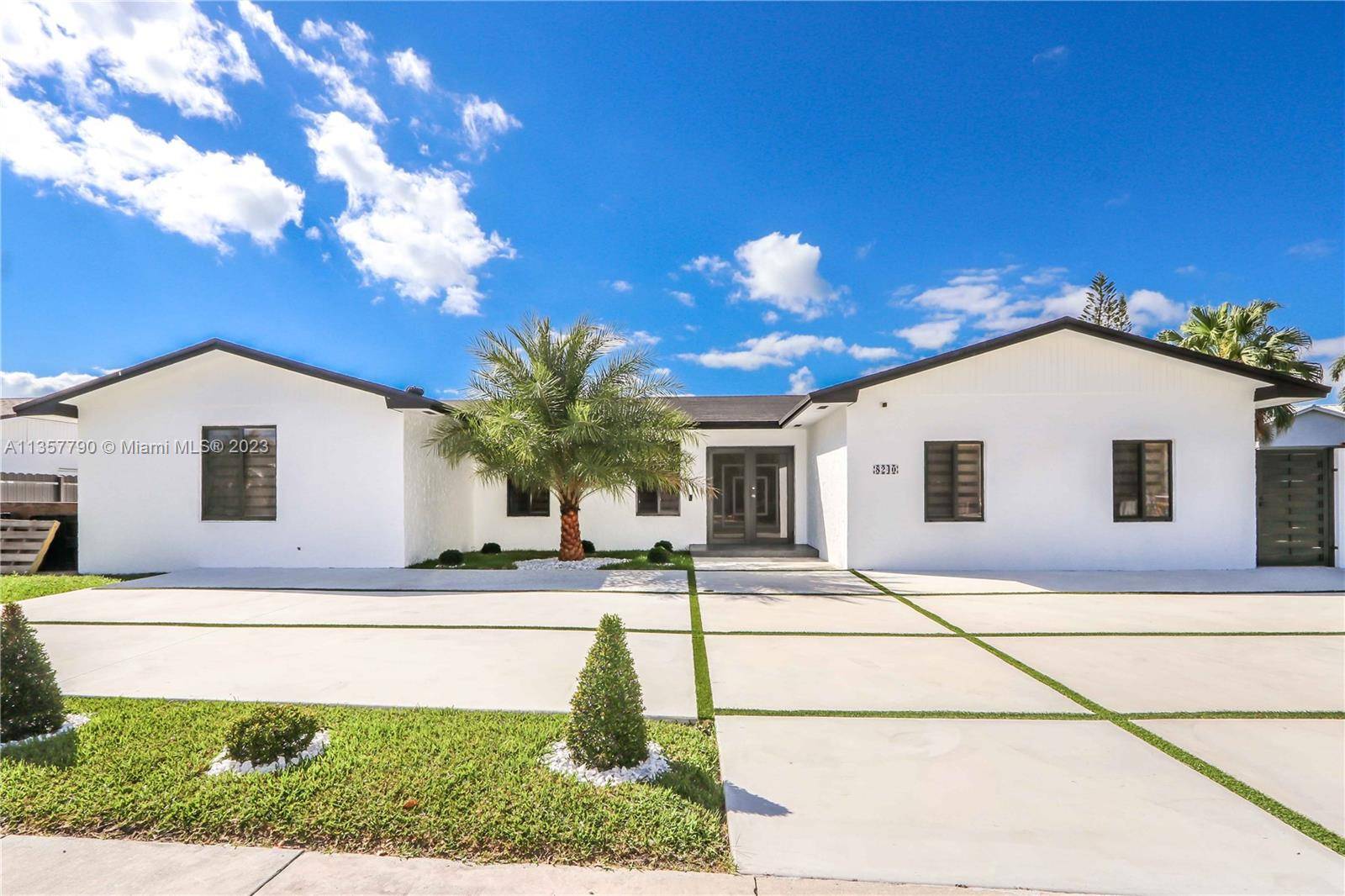 Spectacular Single Family in Saga Bay a quiet family community and neighborhood, 3 bedrooms and 2 bathrooms, TOTALLY RENOVATED, OPEN CONCEPT, new roof, electricity, electrical panel, new 2 A C ...