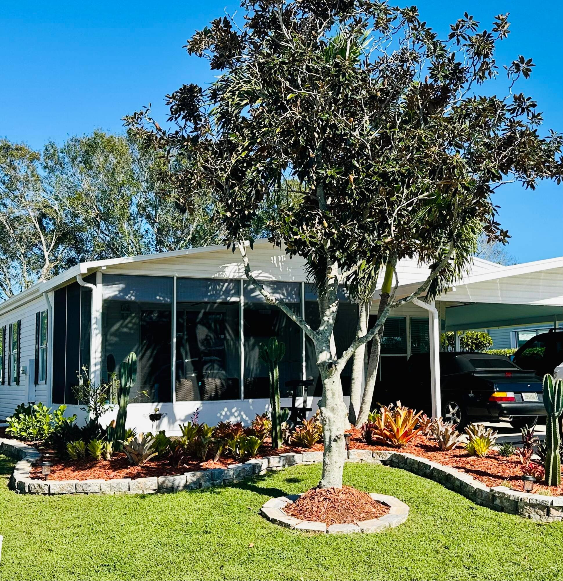 Charming Snowbird Retreat Perfect for Seasonal or Full Time Living !